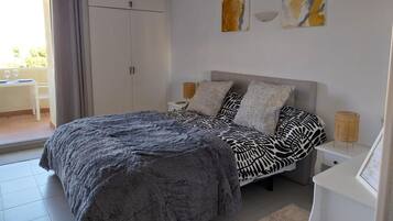 Iron/ironing board, bed sheets