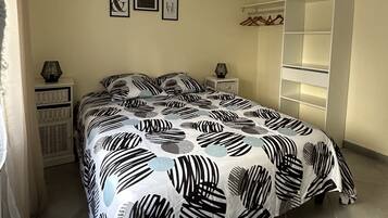 2 chambres, bureau, fer et planche à repasser, lit parapluie