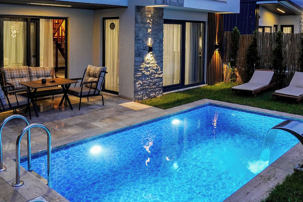 Deluxe Heated Pool Villa | 이집트산 면 시트, 고급 침구, 책상, 암막 커튼