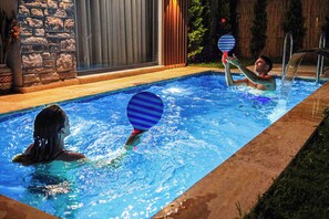 6 outdoor pools, a heated pool, pool umbrellas, pool loungers