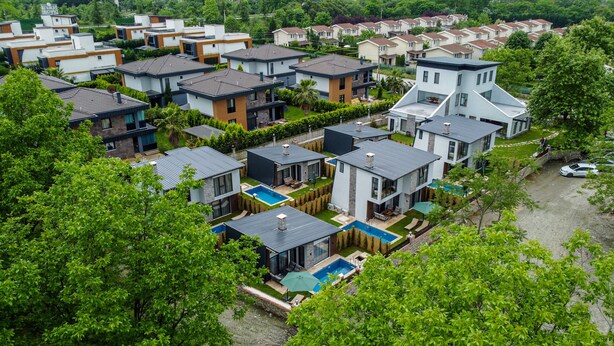 A residential area with modern houses, a swimming pool, and a small bridge. - Vital Home (Sapanca)