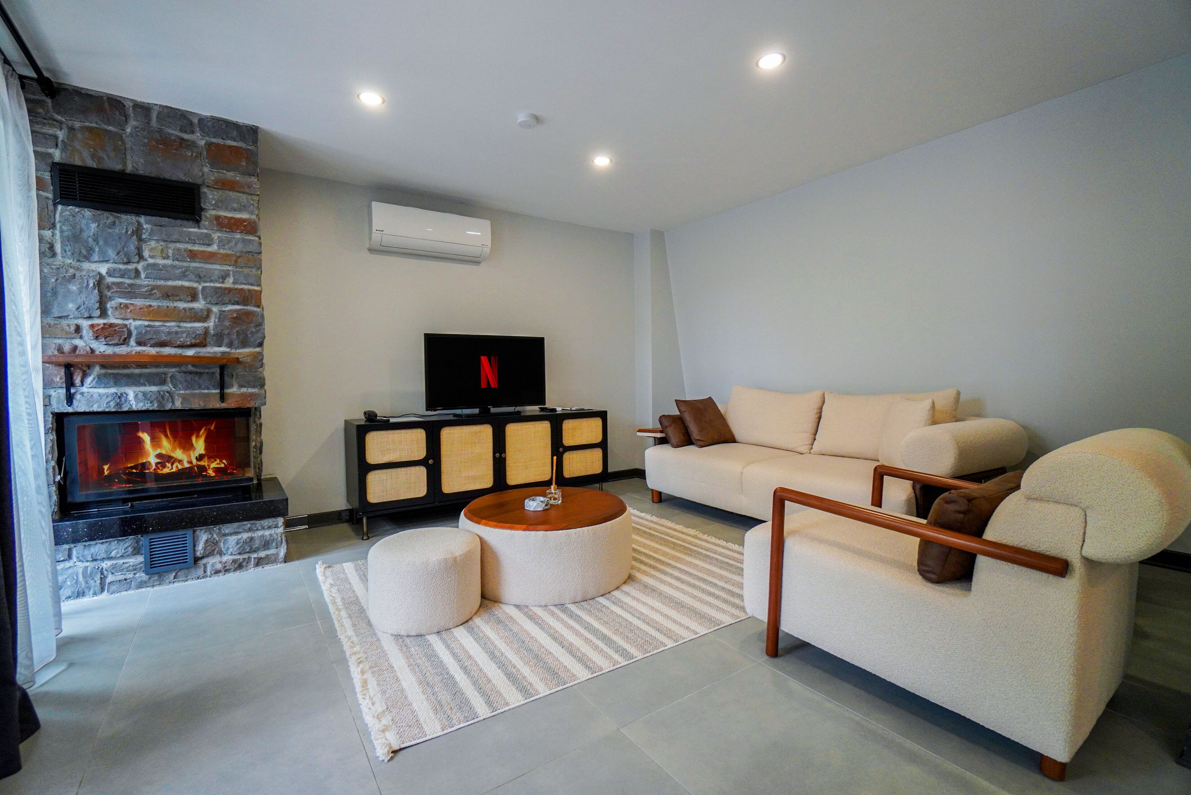 Deluxe Heated Pool Villa | Area keluarga | Televisi LCD 105-cm dengan saluran TV kabel, perapian, dan Netflix