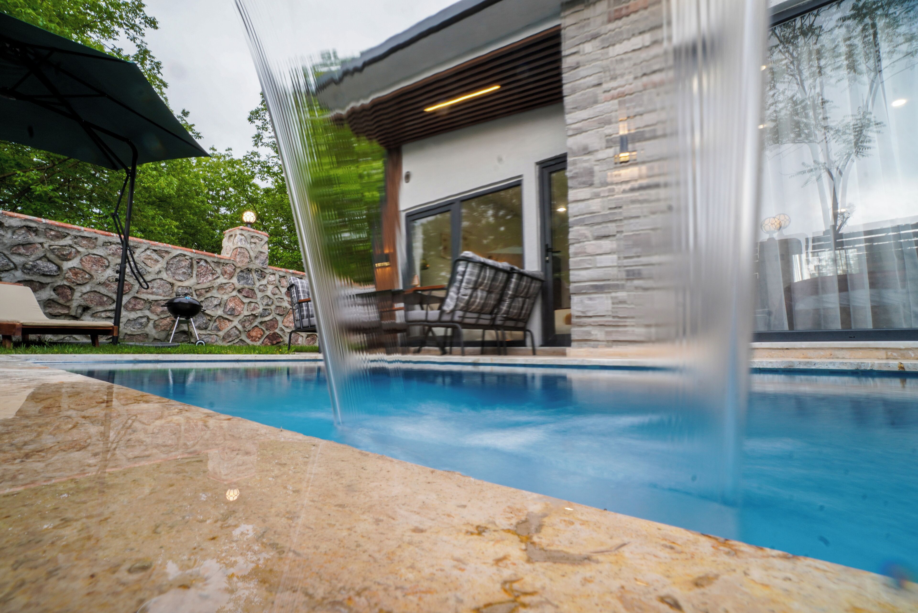 6 Außenpools, beheizter Pool, Sonnenschirme, Liegestühle