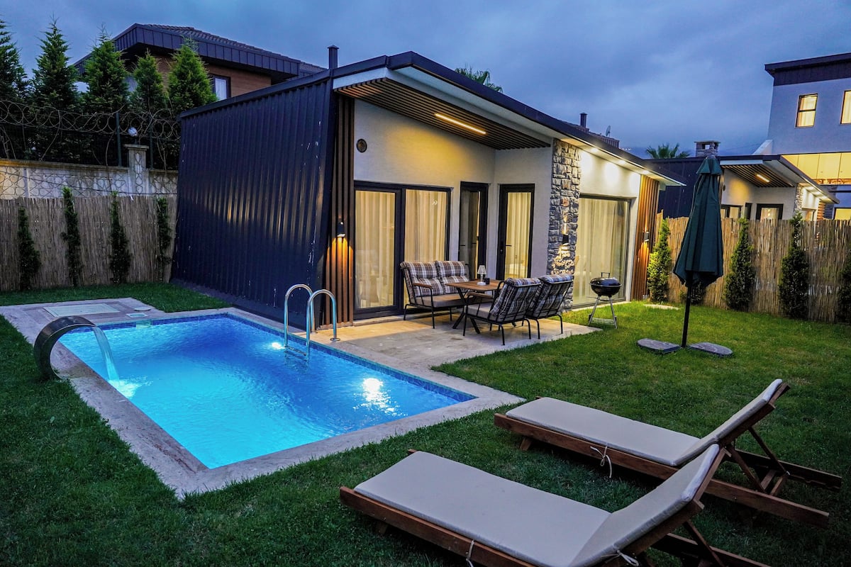 Junior Garden Heated Pool Villa | 이집트산 면 시트, 고급 침구, 책상, 암막 커튼