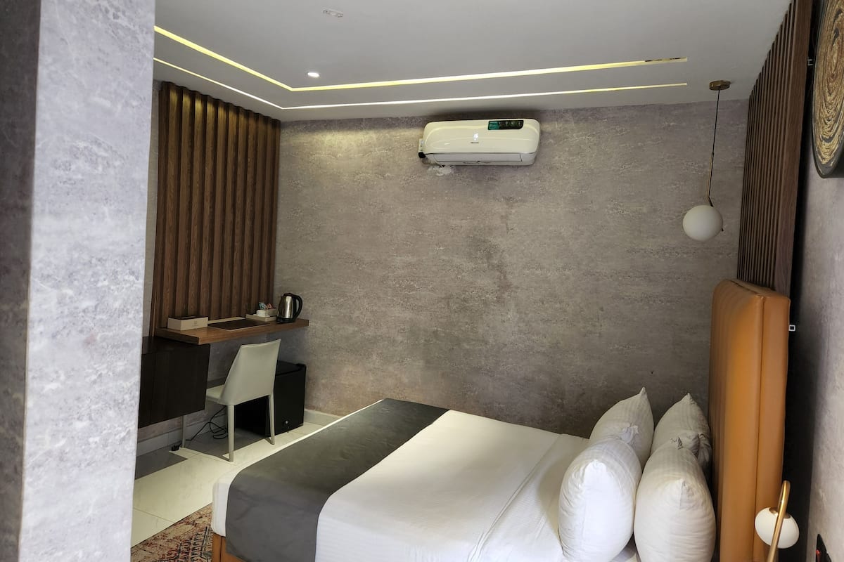 WiFi (free), bed sheets