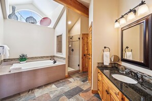 Douche, sèche-cheveux, serviettes fournies, savon