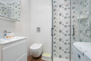 Shower, towels - Traditional Apartment by Renters (Poznan)