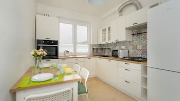 Microwave, oven, dishwasher, cookware/dishes/utensils