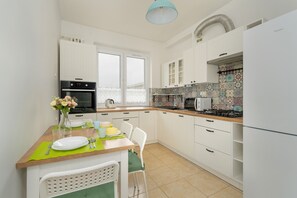Microwave, oven, dishwasher, cookware/dishes/utensils - Traditional Apartment by Renters (Poznan)