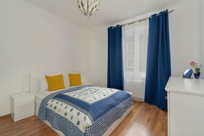 1 bedroom, bed sheets - Traditional Apartment by Renters (Poznan)