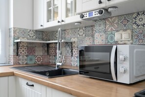 Private kitchen - Traditional Apartment by Renters (Poznan)