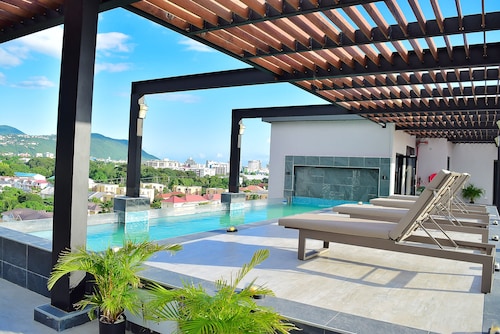 Luxury Condo in New Kingston. Centrally located, pool table, movie theater!