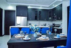 ثلاجة، ميكروويف، فرن، موقد طهي مسطح