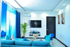 Smart TV, tenis de mesa, libros y estéreo