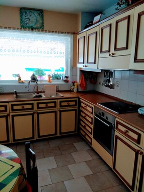 Kylskåp, mikrovågsugn, ugn och kaffe- och tebryggare