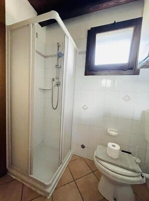 Regadera, secadora de cabello, bidet, toallas 