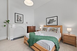 2 quartos, escrivaninha, ferros/tábuas de passar roupa