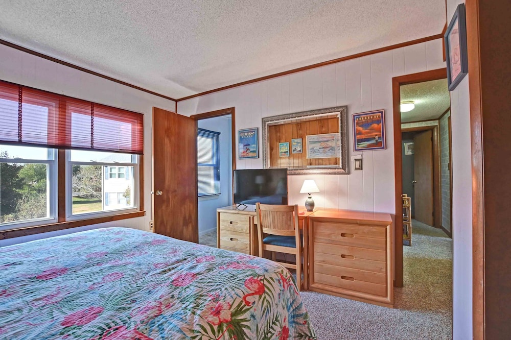 2 Bed/2 Bath Condo in Bethany Meadows Community, located 3 miles from Bethany Beach! Dog