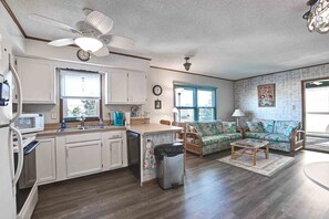 Fridge, microwave, oven, stovetop - 2 Bed/2 Bath Condo in Bethany Meadows Community, located 3 miles from Bethany Beach! Dog Friendly, Community Pool, WIFI and more! (Frankford)