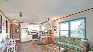 A compact living space with a kitchenette, a dining area, and a sofa. - 2 Bed/2 Bath Condo in Bethany Meadows Community, located 3 miles from Bethany Beach! Dog Friendly, Community Pool, WIFI and more! (Frankford)