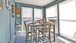 A dining area with a table and chairs, large windows with blinds, and a view of the outdoors. - 2 Bed/2 Bath Condo in Bethany Meadows Community, located 3 miles from Bethany Beach! Dog Friendly, Community Pool, WIFI and more! (Frankford)