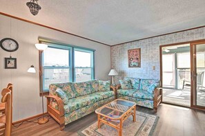 TV - 2 Bed/2 Bath Condo in Bethany Meadows Community, located 3 miles from Bethany Beach! Dog Friendly, Community Pool, WIFI and more! (Frankford)