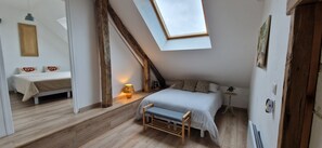 4 habitaciones, escritorio y tabla de planchar con plancha 