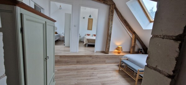 4 室のベッドルーム、デスク、アイロン / アイロン台、旅行用ベビーベッド