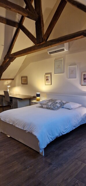 4 Schlafzimmer, Schreibtisch, Bügeleisen/Bügelbrett, Reisekinderbett