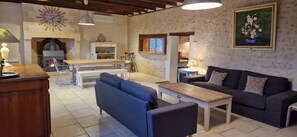 テレビ、暖炉、DVD プレーヤー、書庫