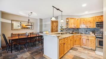 Casa de ciudad, 4 habitaciones | Cocina privada | Refrigerador, horno y cafetera y tetera