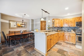 Maison mitoyenne, 4 chambres | Cuisine privée | Réfrigérateur, four, cafetiÚre/bouilloire, grille-pain