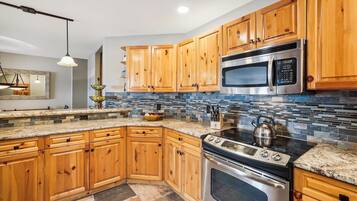 Townhome, 4 Bedrooms | Private kitchen | Fridge, oven, coffee/tea maker
