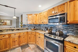 Maison mitoyenne, 4 chambres | Cuisine privée | Réfrigérateur, four, cafetière/bouilloire, grille-pain