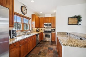 Maison mitoyenne, 3 chambres | Cuisine privée | Réfrigérateur, cafetière/bouilloire, grille-pain