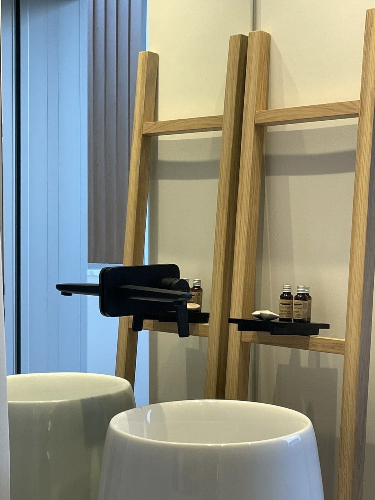 Phòng đôi tiện nghi đơn giản, 1 giường cỡ king | Phòng tắm | Buồng tắm vòi sen, vòi sen phun mưa, đồ dùng nhà tắm miễn phí 