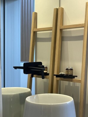 舒适双人房, 1 张特大床 | 浴室 | 淋浴设施、大花洒淋浴喷头、免费洗浴用品、吹风机