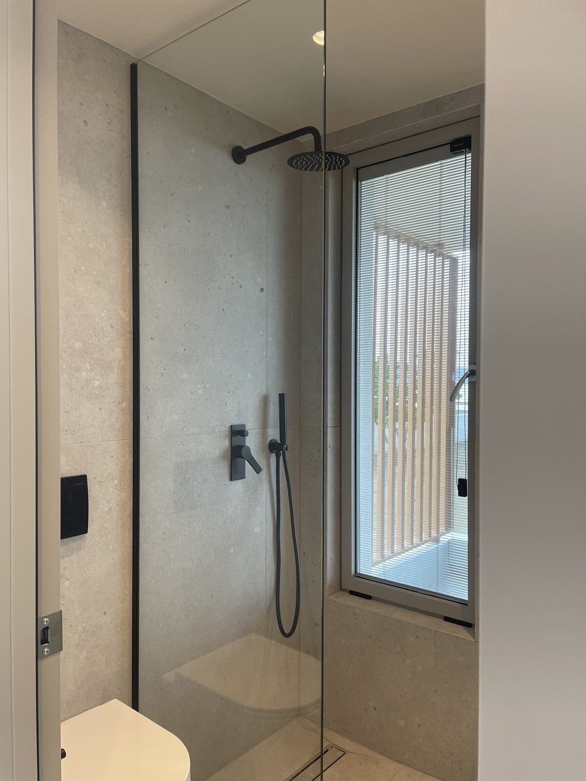 Deluxe-Doppelzimmer, 1 King-Bett | Badezimmer | Dusche, Regendusche, kostenlose Toilettenartikel, Haartrockner