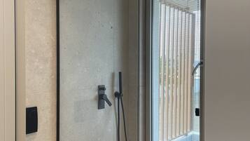 Deluxe-Doppelzimmer, 1 King-Bett | Badezimmer | Dusche, Regendusche, kostenlose Toilettenartikel, Haartrockner