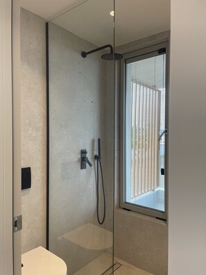 Habitación Deluxe doble, 1 cama de matrimonio grande | Baño | Ducha y cabezal de ducha tipo lluvia