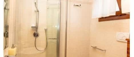 Haartrockner, Bidet, Handtücher, Seife