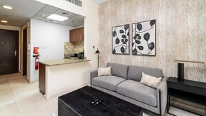Studio – deluxe | Oppholdsområde | En 55-tommers smart-TV med kabel-kanaler