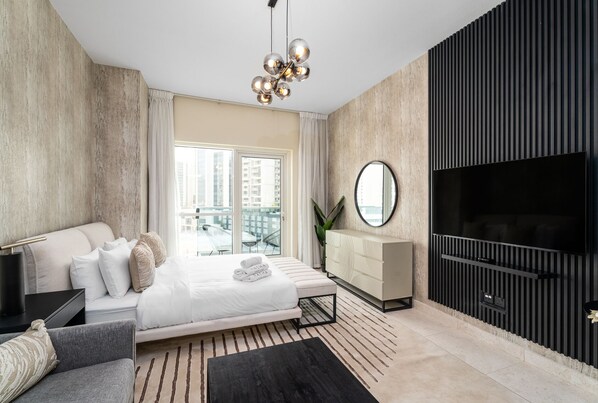 Estudio Deluxe | Decoración personalizada, tabla de planchar con plancha y wifi gratis