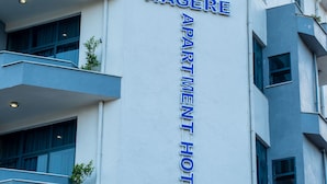 Een gebouw met een bord waarop 