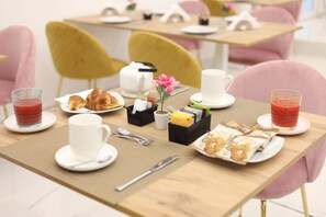 Petit déjeuner servi tous les jours en supplément