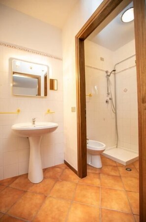 Ducha, secador de pelo, bidet, toallas