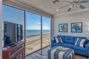 Smart TV, chimenea y impresora 