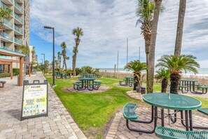 Outdoor dining - Luxurious Oceanfront Penthouse Condo 2BR 2BA  (Myrtle Beach)