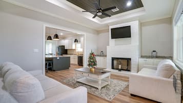 House (3 Bedrooms) | Living area