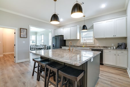 House (3 Bedrooms) | Private kitchen | Microwave, oven, stovetop, dishwasher